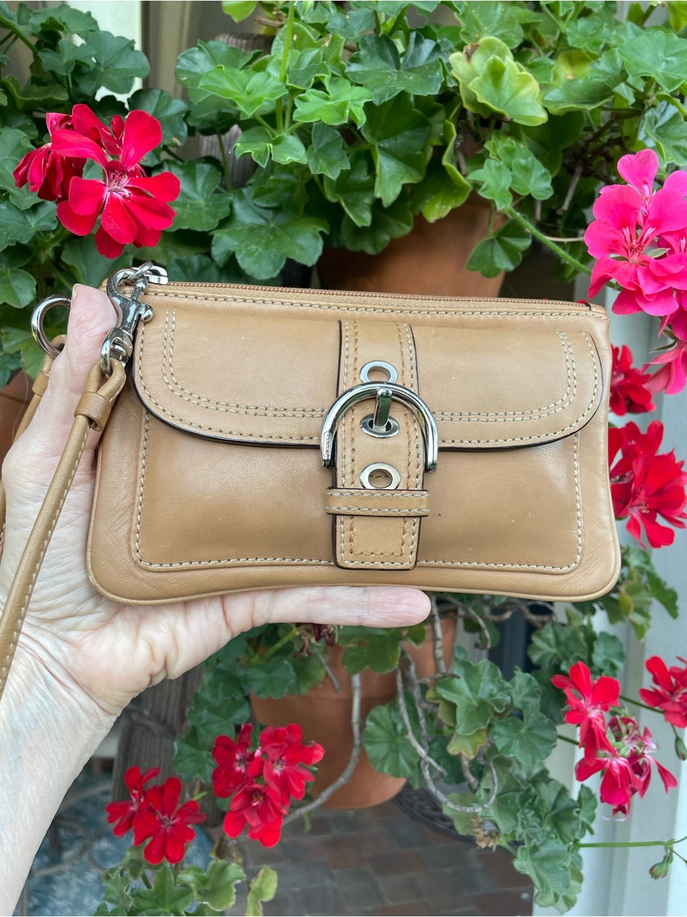 Vintage Y2K Coach Soho mini pouch/wristlet in tan leather with the line’s recogn